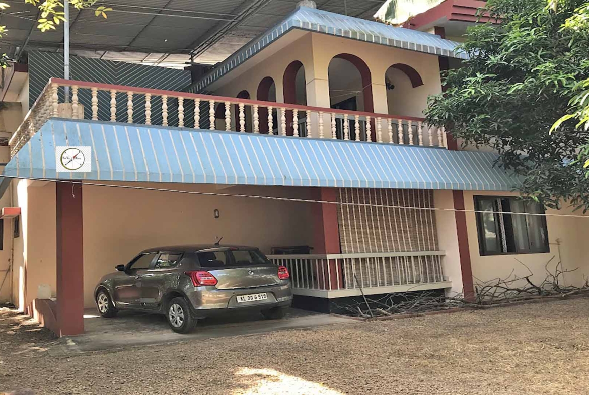Front view of 4 BHK house in Chengannur with car porch