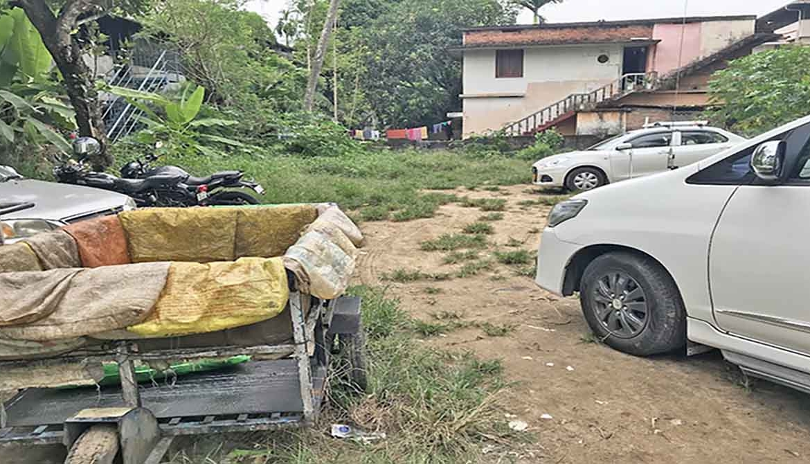 Prime residential land in Kochi near JLN Stadium for house construction.