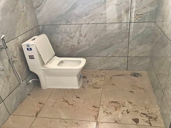 Toilet bath of the master bedroom.