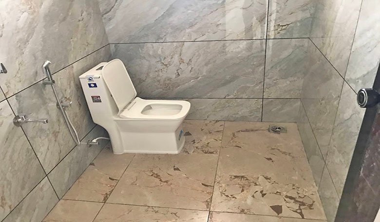 Toilet bath of the master bedroom.