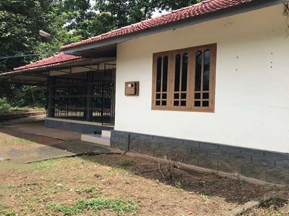 Well-maintained 2 Bedroom single-storey house with 30 cents of in Thiruvalla, Kareelamukk in low-price ₹60 lakh.