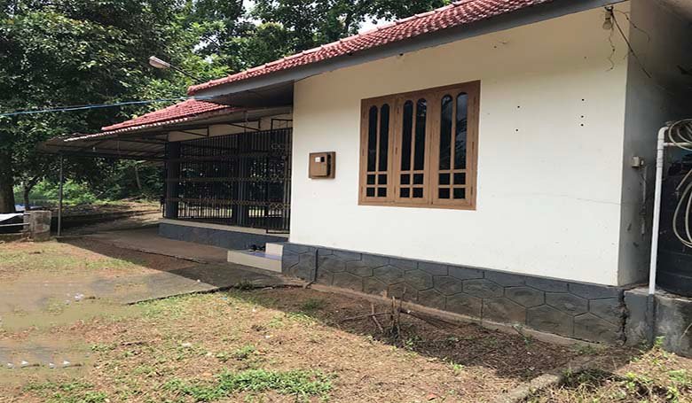 Well-maintained 2 Bedroom single-storey house with 30 cents of in Thiruvalla, Kareelamukk in low-price ₹60 lakh.