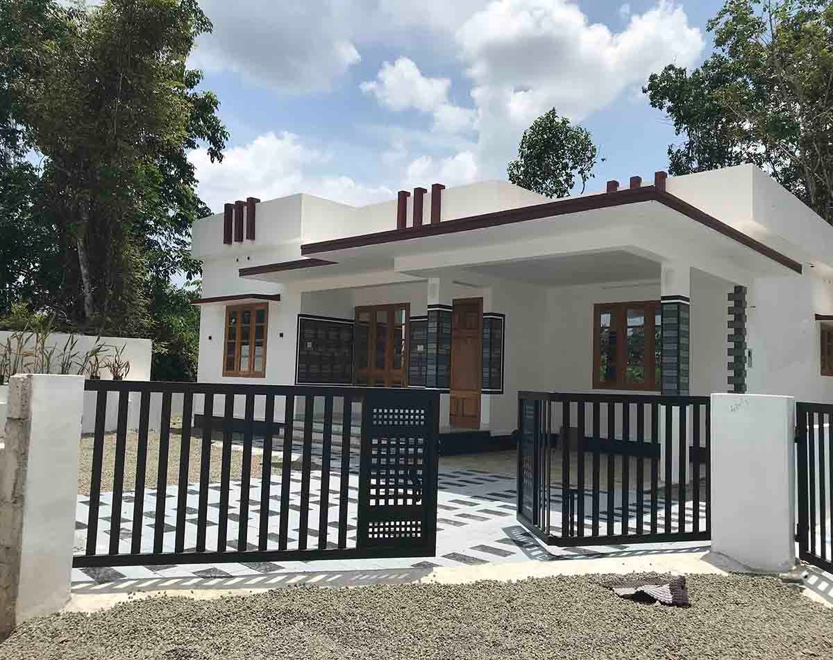 3-bedroom-villa-for-sale-thiruvalla-kumbanad Modern single-story 3 BHK luxury gated villa exterior with private entrance gate and car porch.